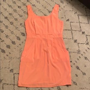 Sleeveless dress with pockets